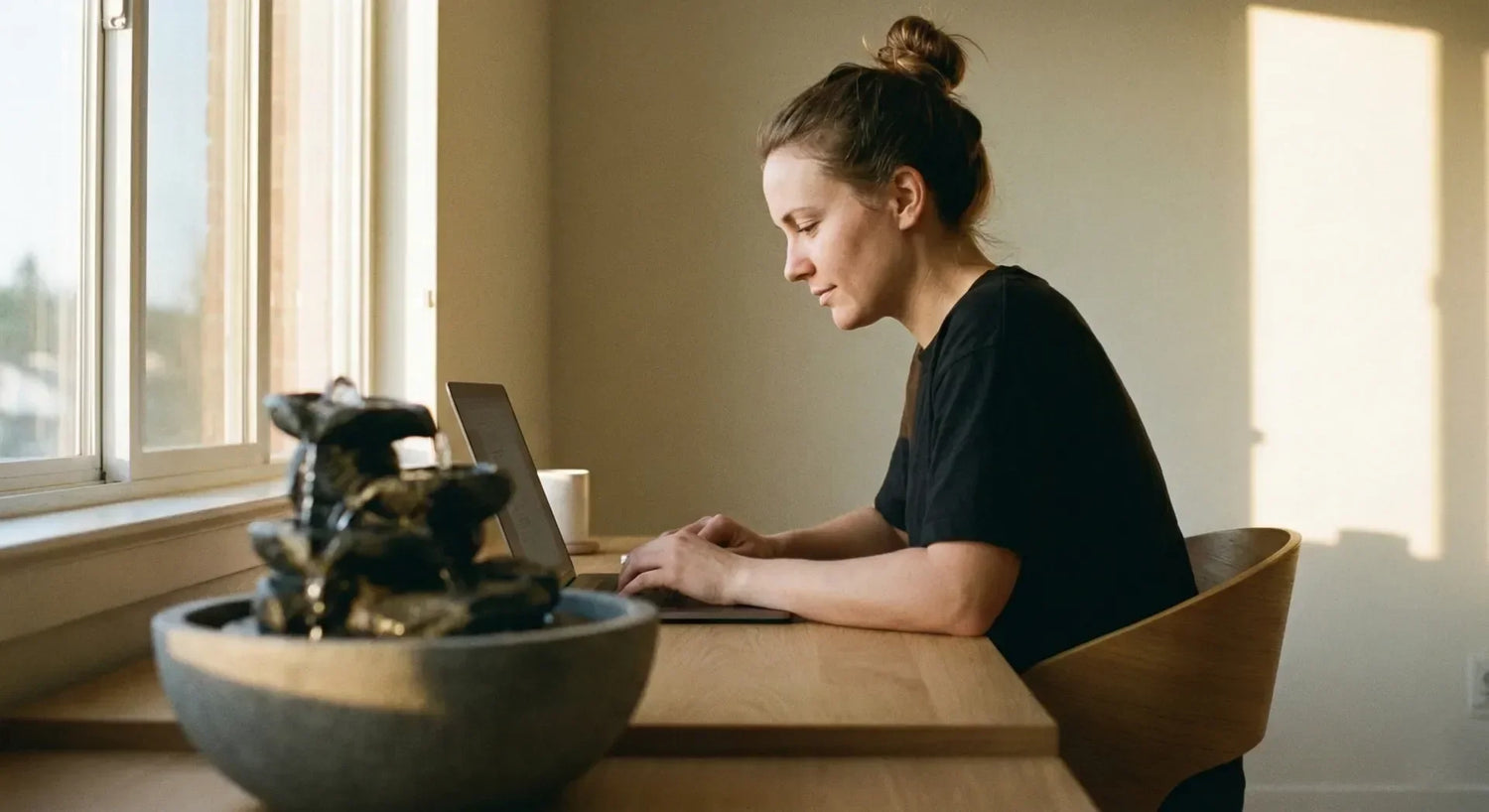 Using a tabletop fountain for white noise and focus in a home office